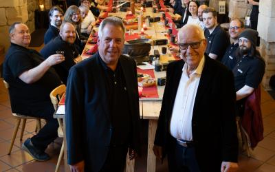 Jochen und Winfried Langer vor der Tafel